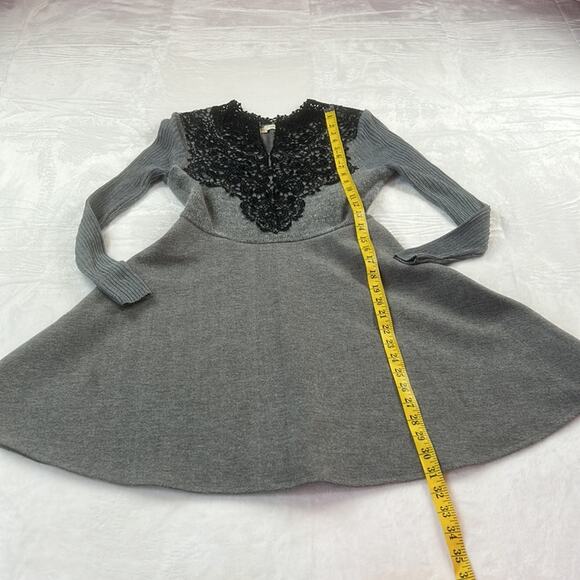 Yizhiqi grey long sleeve lace collar fit and flare knit sweater dress, size med - Picture 4 of 7